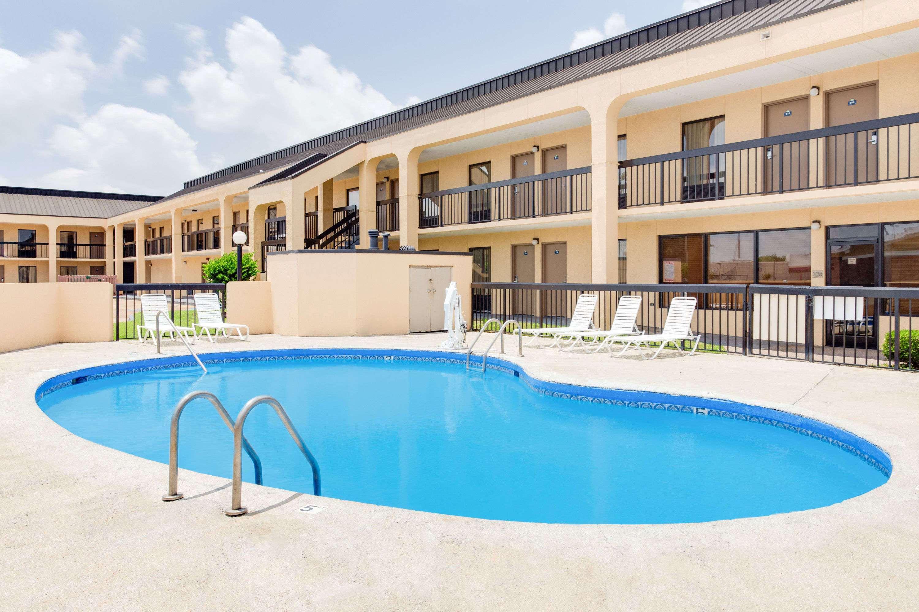 Days Inn By Wyndham Greenville Ms Екстериор снимка