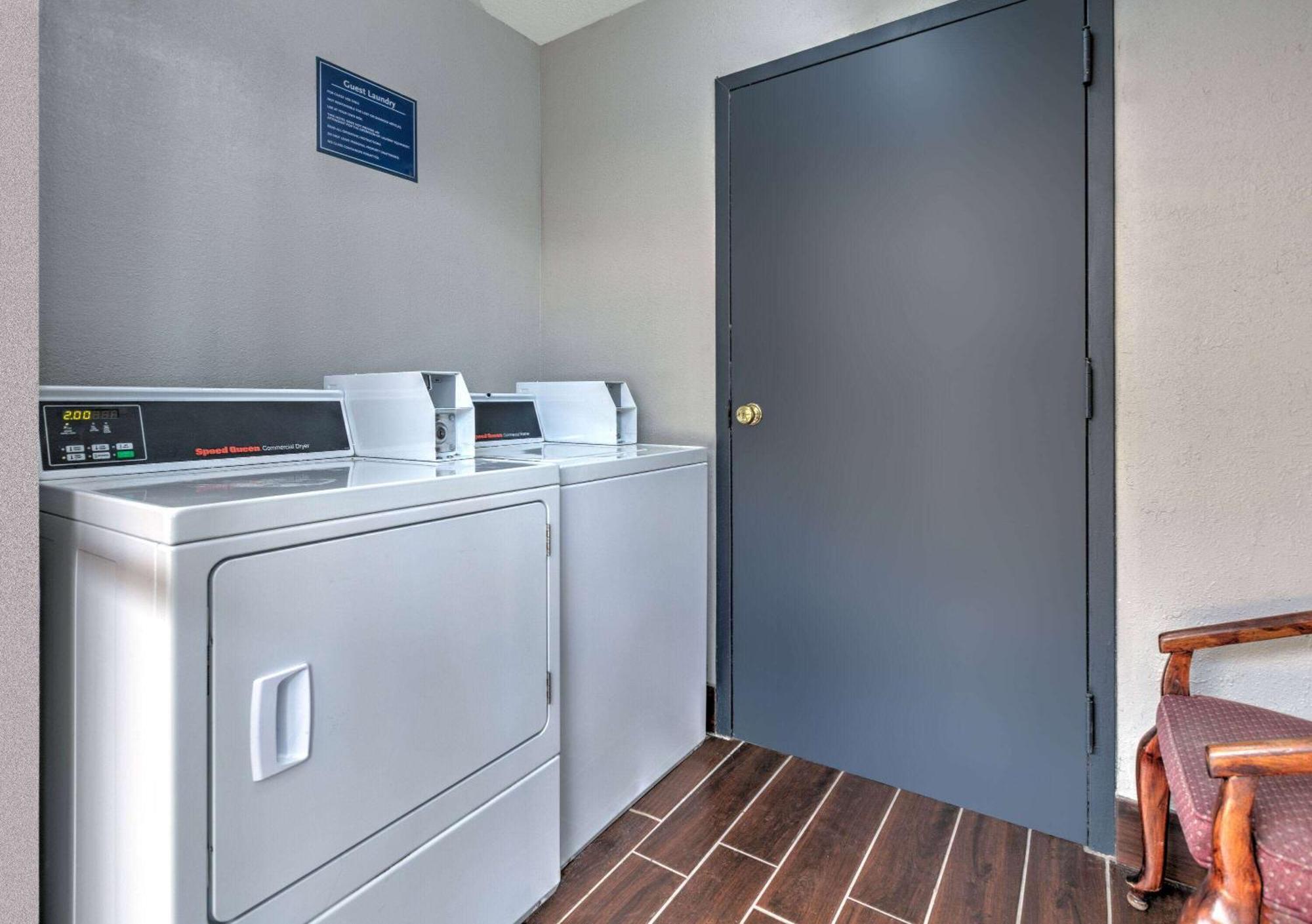 Days Inn By Wyndham Greenville Ms Екстериор снимка