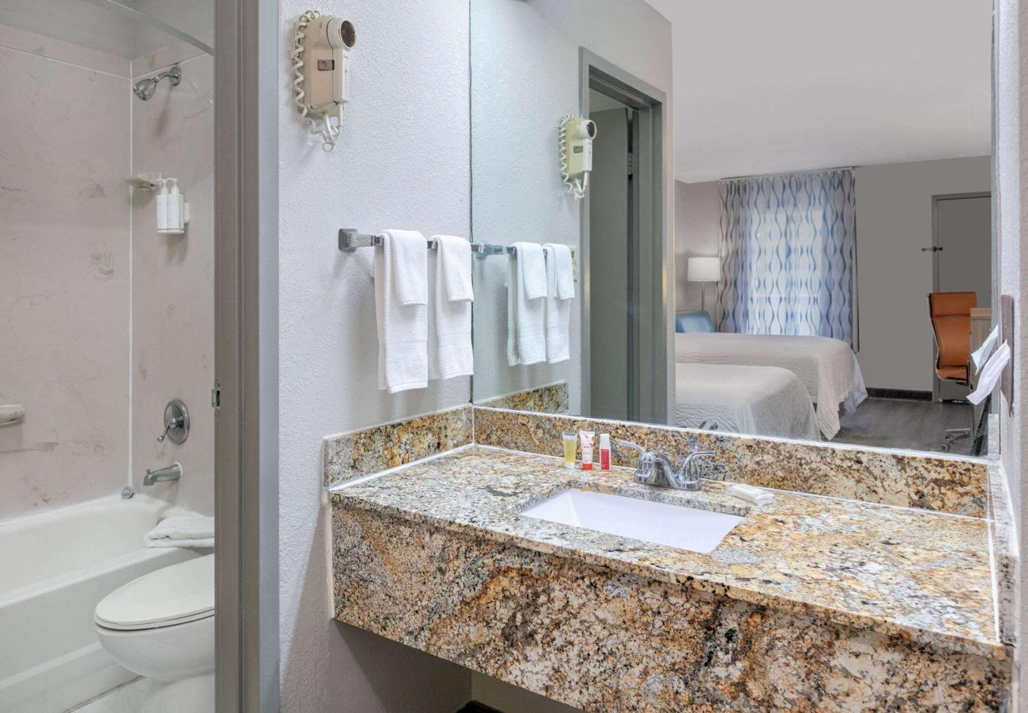 Days Inn By Wyndham Greenville Ms Екстериор снимка