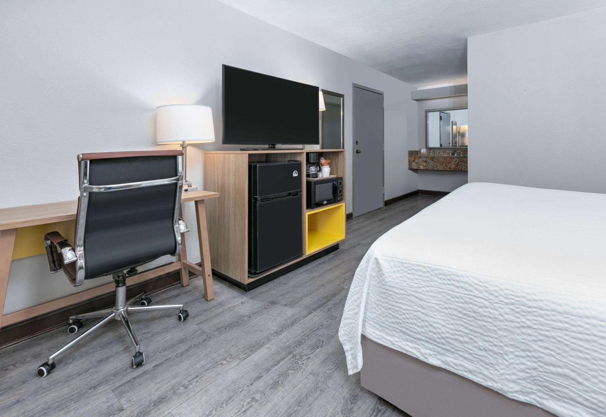 Days Inn By Wyndham Greenville Ms Екстериор снимка